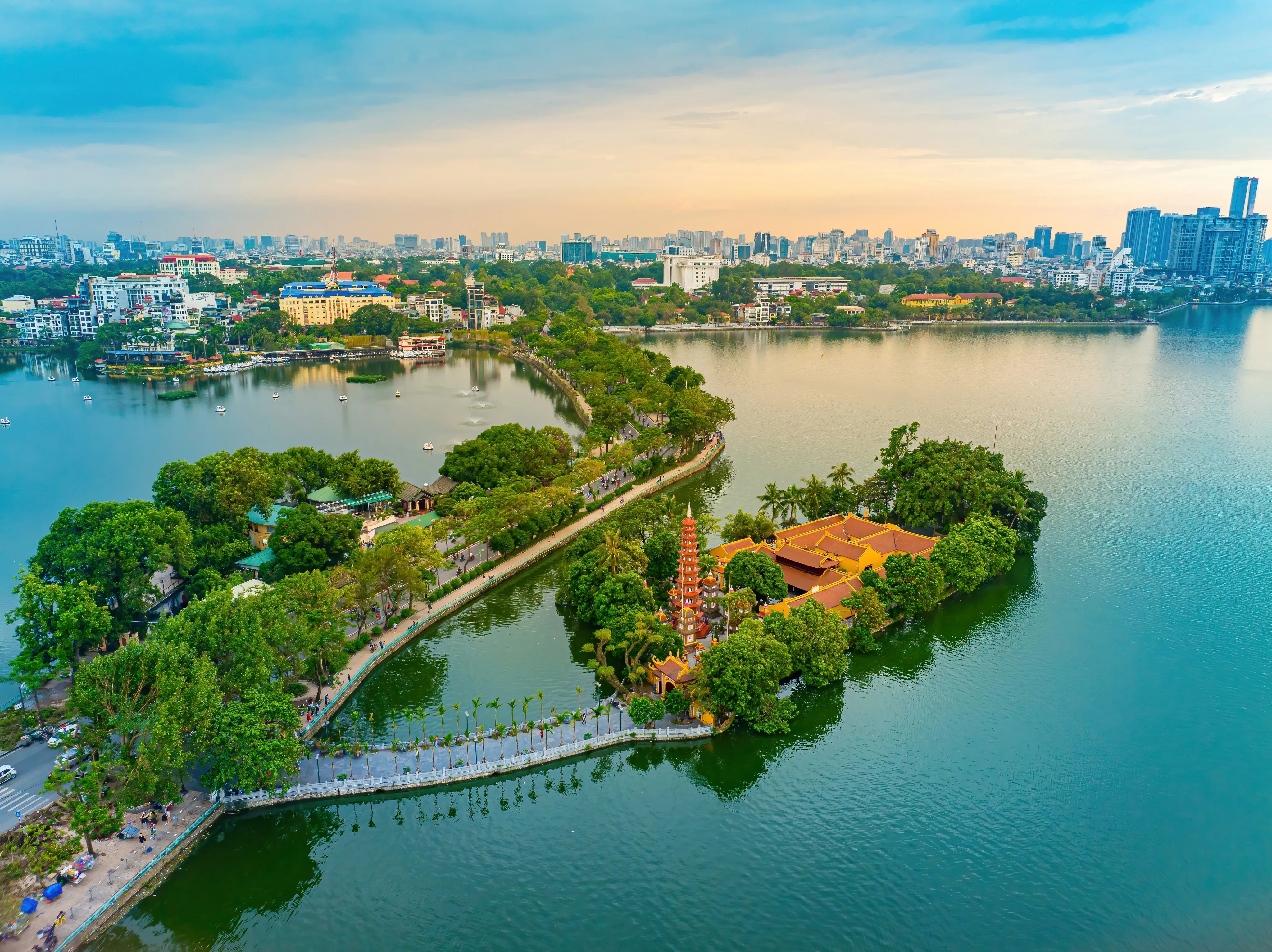 Toàn cảnh Hồ Tây và chùa Trấn Quốc