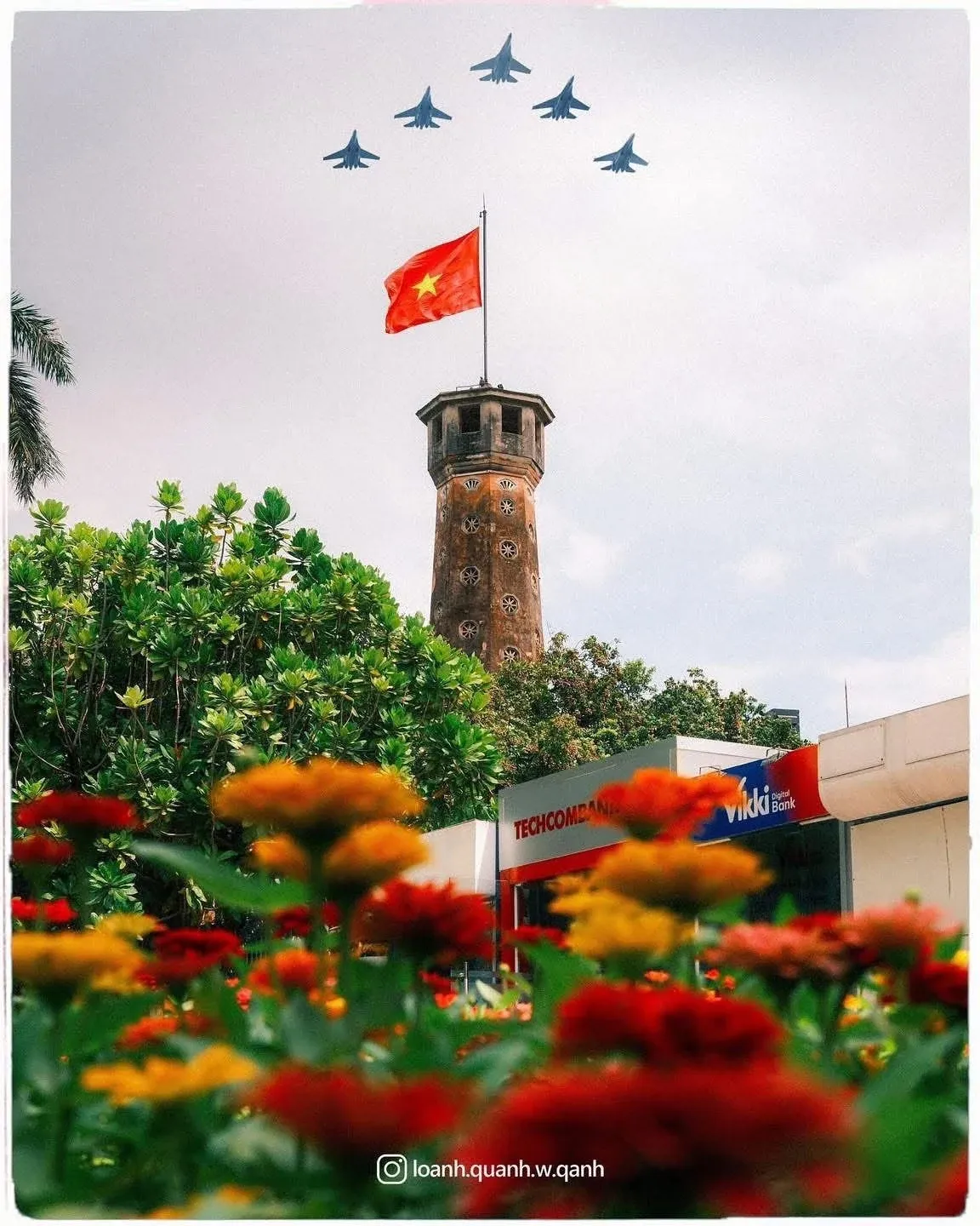 Cột cờ Hà Nội giữa vườn hoa