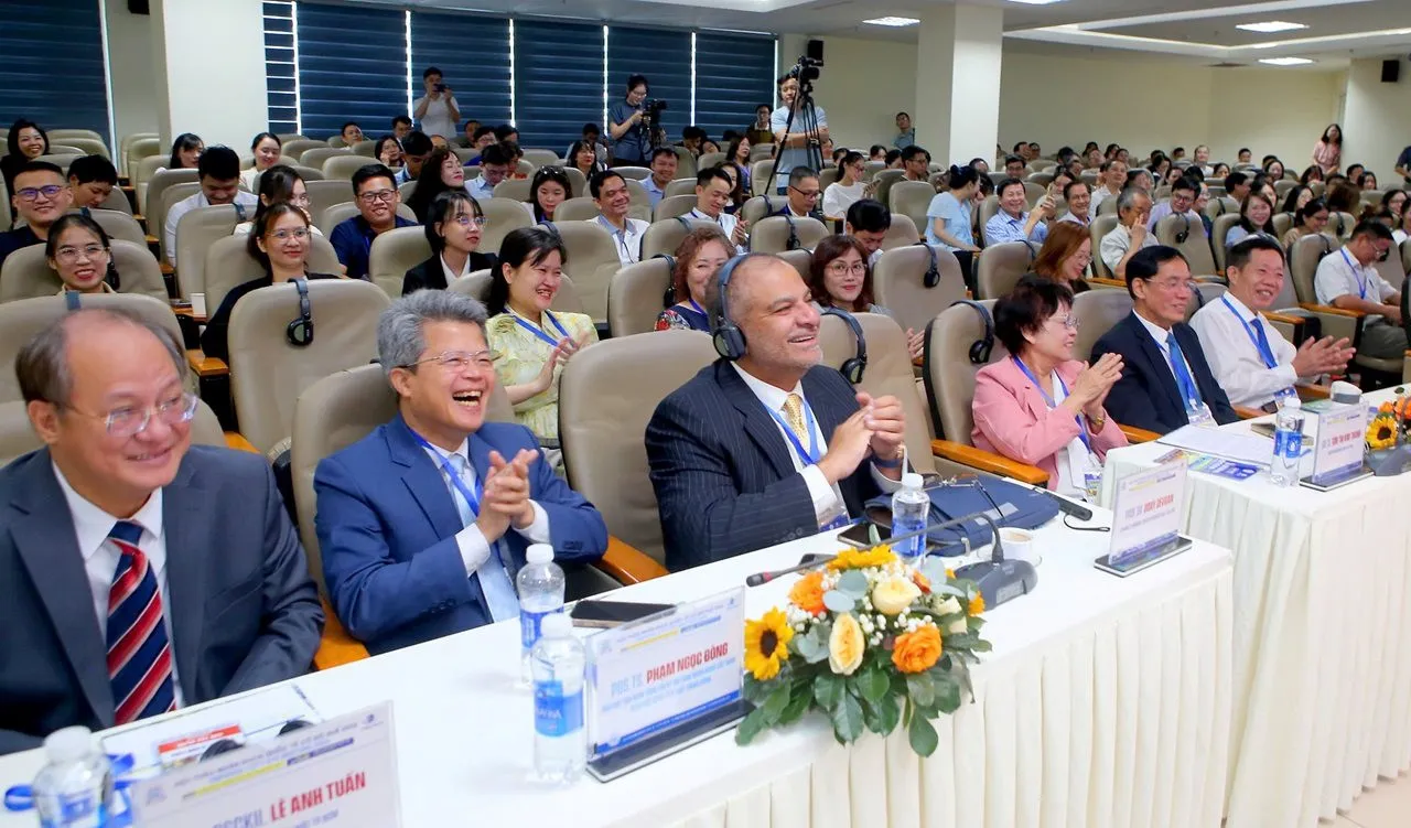 Đại biểu dự Hội thảo Nhãn khoa Quốc tế Cố đô Huế