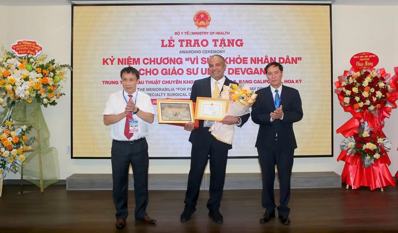 Trao Kỷ niệm chương Vì sức khỏe nhân dân cho GS. Uday Devgan