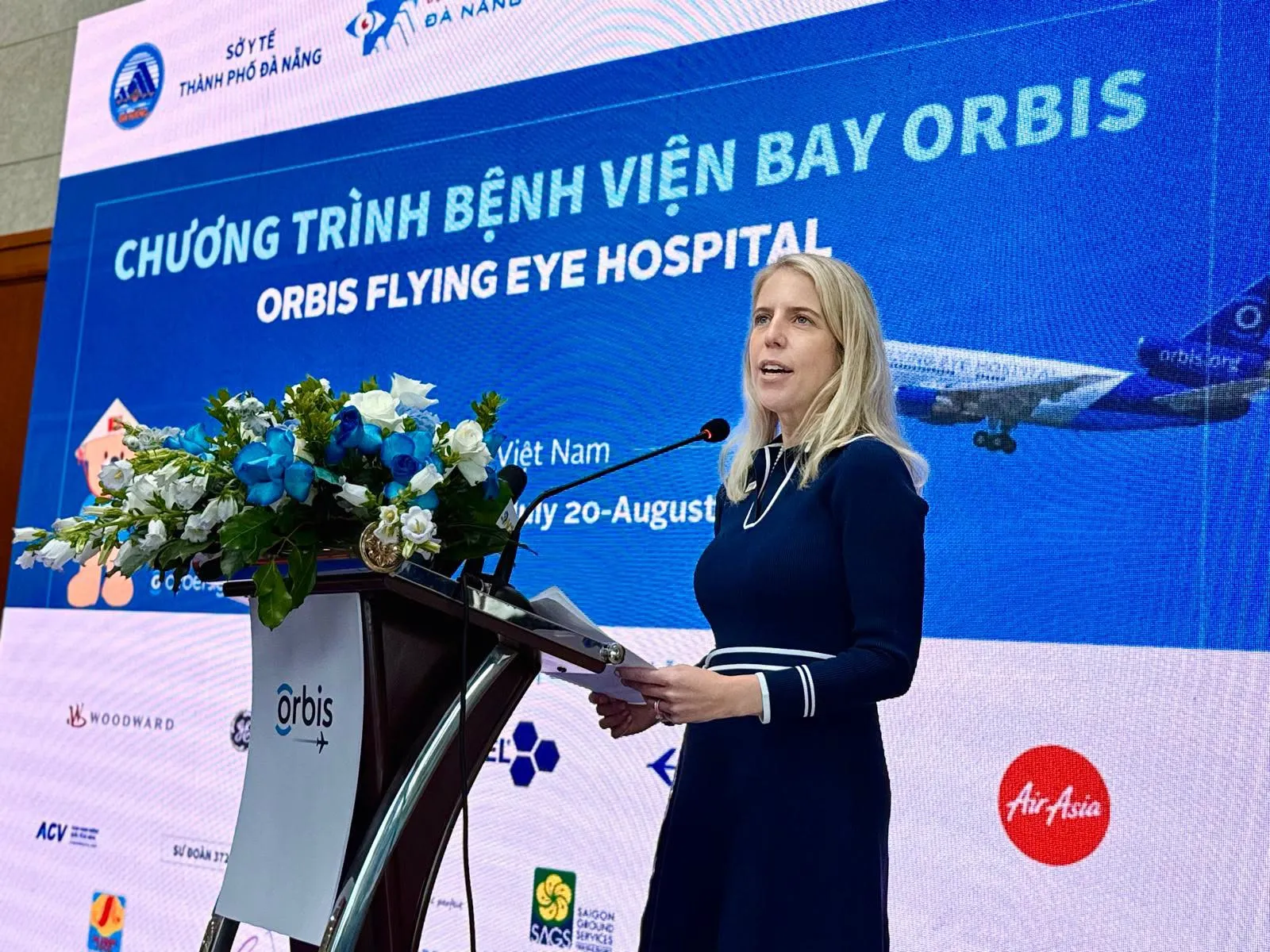 Bà Kathleen Sherwin, Chủ tịch kiêm Giám đốc điều hành Orbis Quốc tế, phát biểu tại chương trình Bệnh viện Bay Orbis ở Đà Nẵng