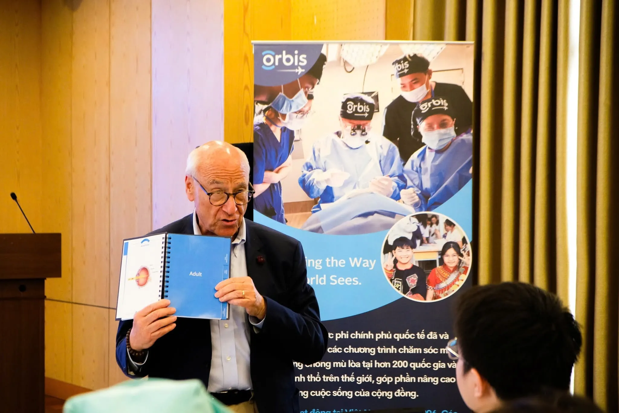 TS. Kenneth Youngstein huấn luyện cán bộ và nhân viên y tế tại Bệnh viện Mắt Trung ương