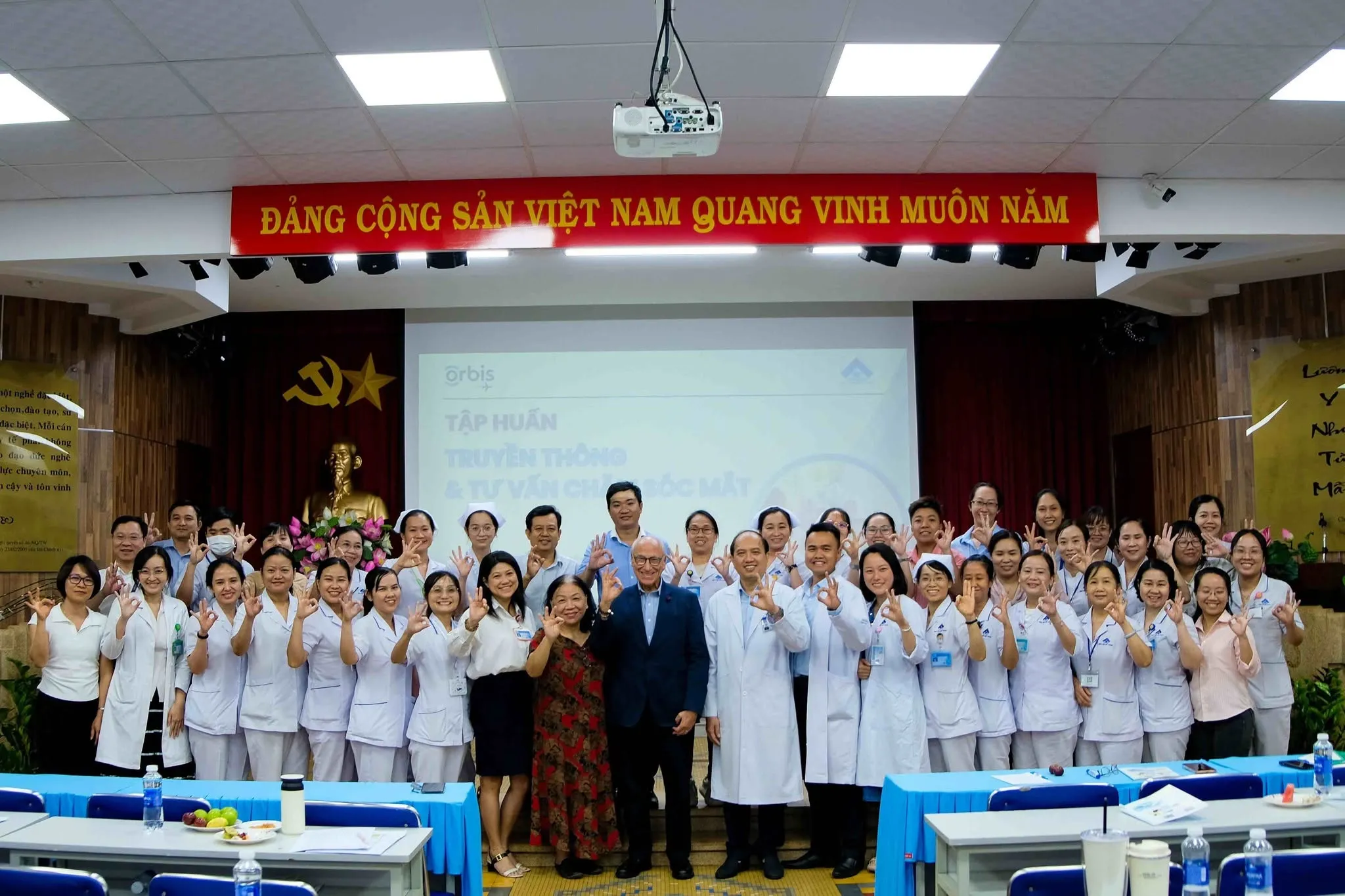 Các chuyên gia huấn luyện cán bộ và nhân viên y tế tại Bệnh viện Mắt TP.HCM